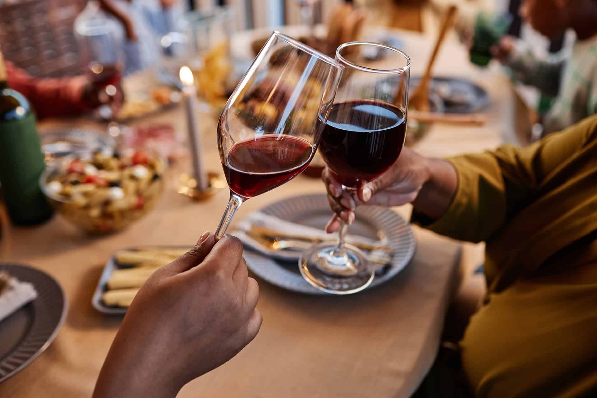 Styrk relationer og teambuilding: Alt du skal vide om vinsmagning til erhverv